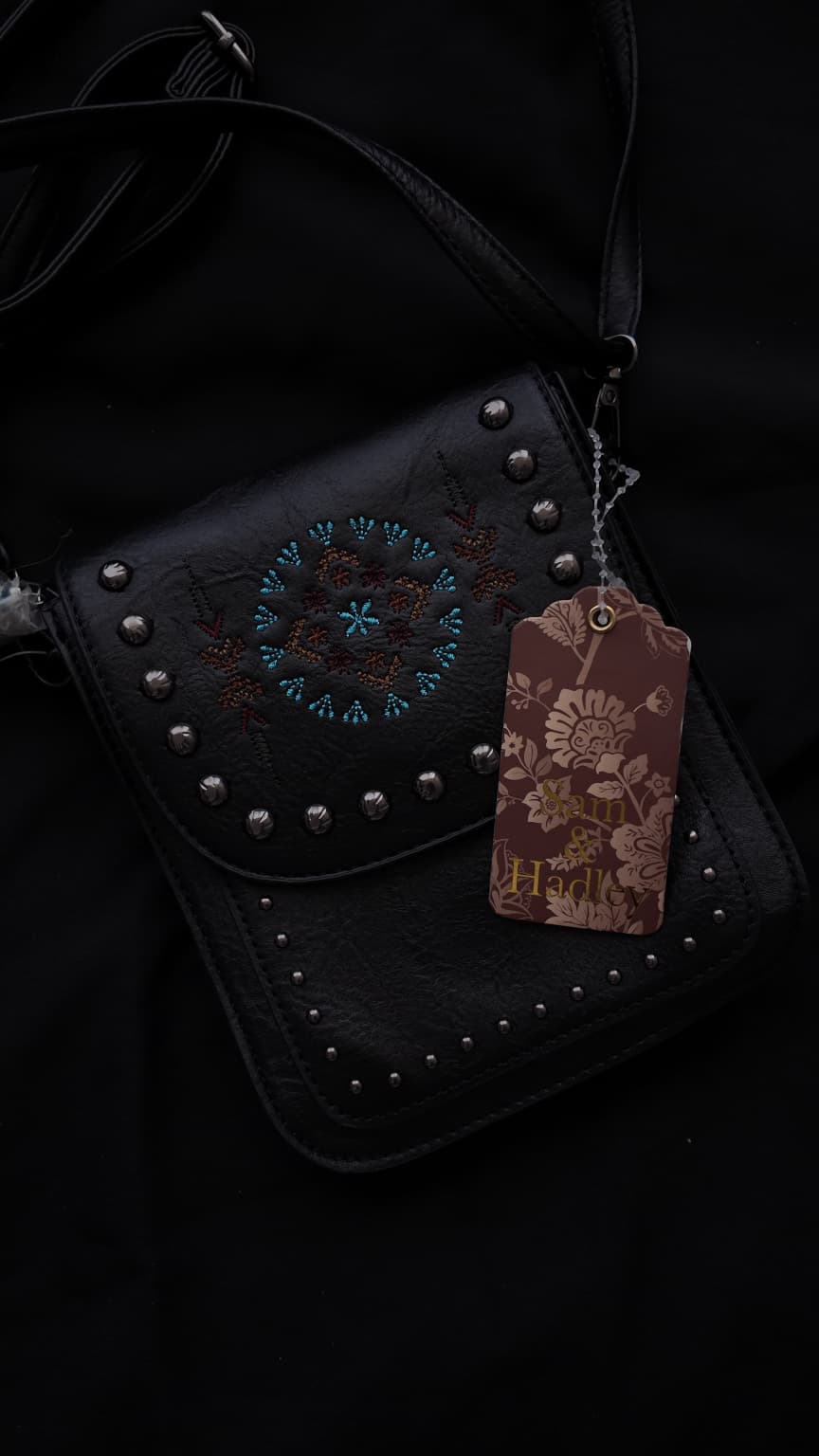 CARTERA BOHO NEGRA BORDADA