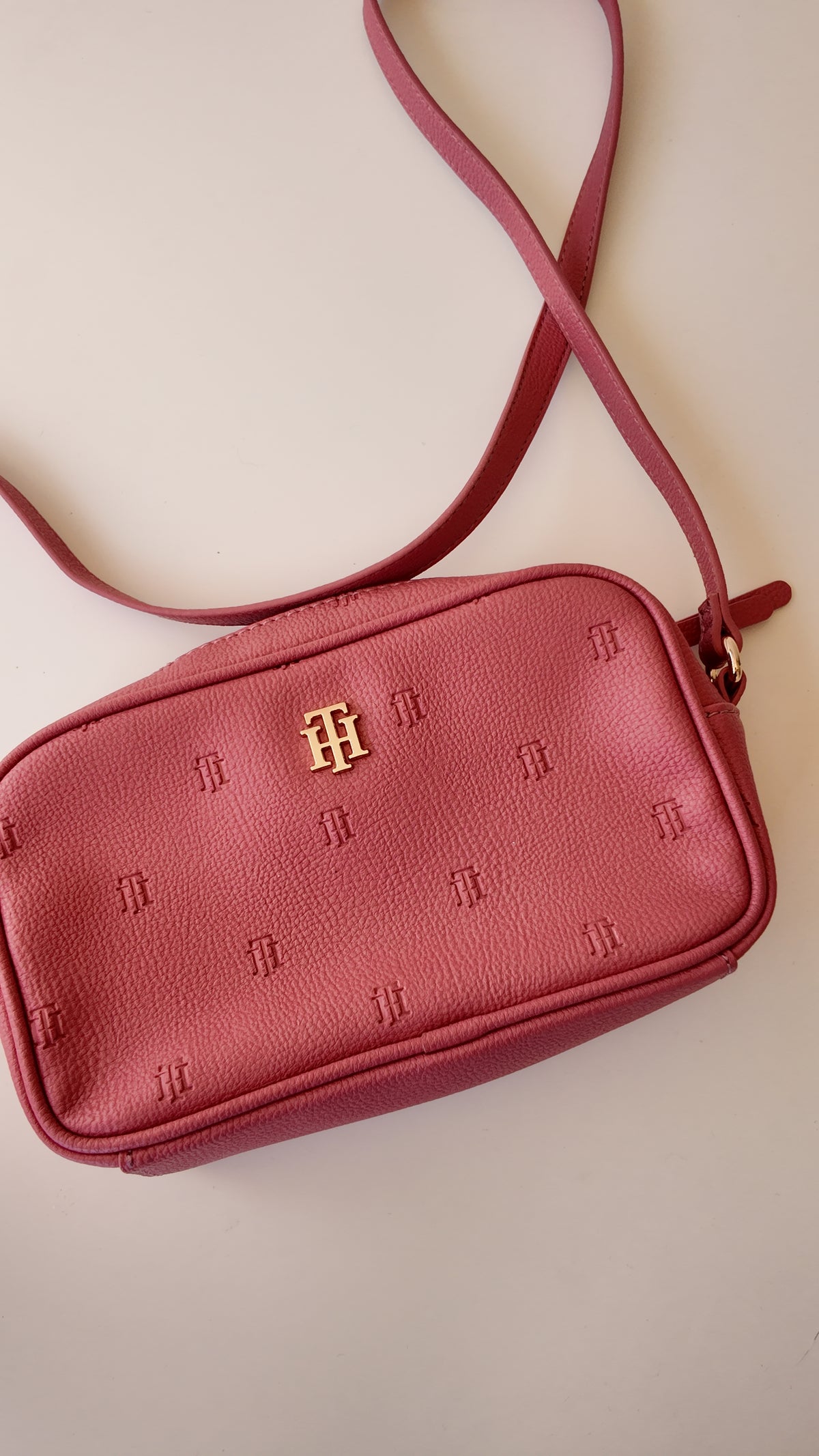 CARTERA TOMMY HILFIGER COLOR SANDIA MONOGRAMA