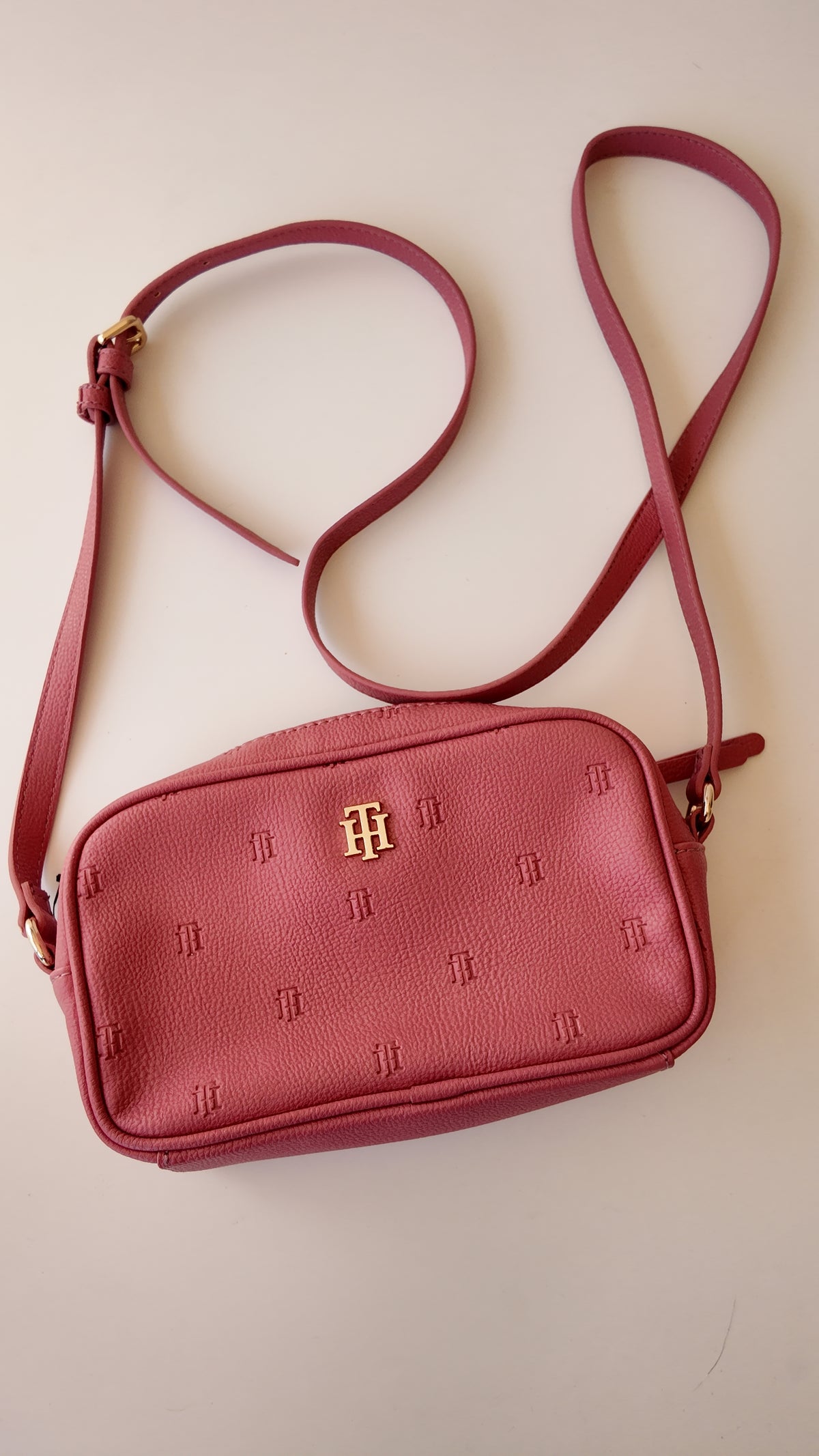CARTERA TOMMY HILFIGER COLOR SANDIA MONOGRAMA