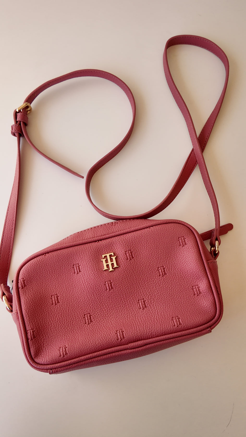 CARTERA TOMMY HILFIGER COLOR SANDIA MONOGRAMA