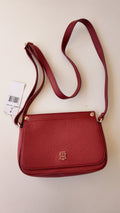 El rojo que eleva cualquier look TOMMY HILFIGER
