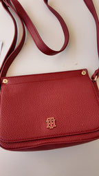 El rojo que eleva cualquier look TOMMY HILFIGER