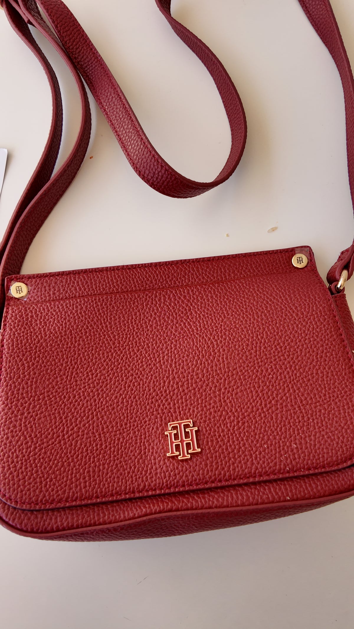 El rojo que eleva cualquier look TOMMY HILFIGER
