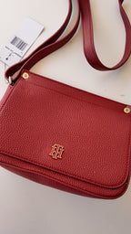 El rojo que eleva cualquier look TOMMY HILFIGER