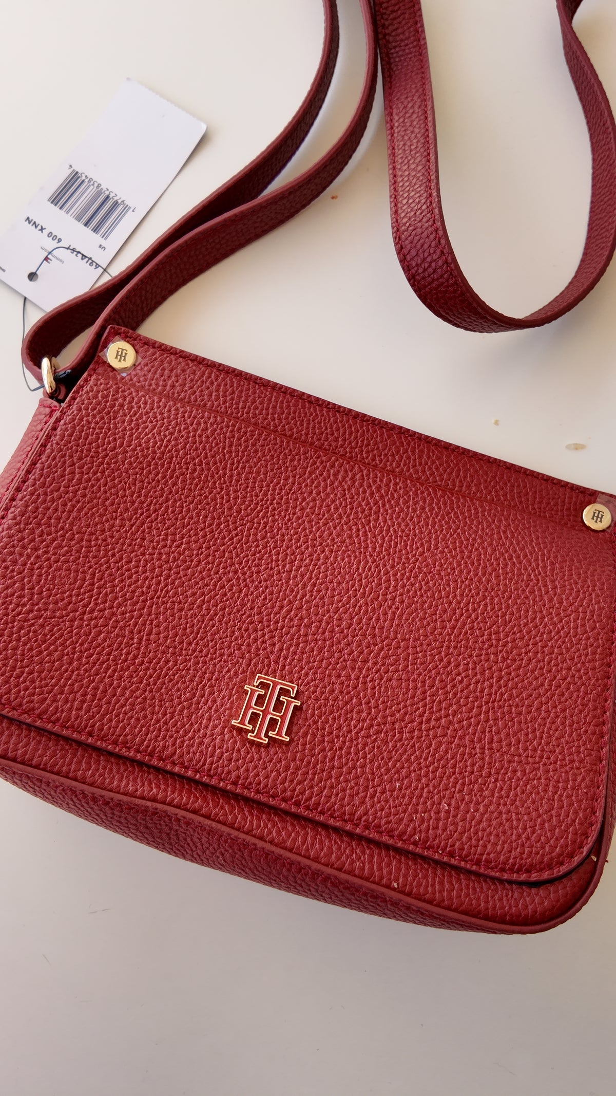El rojo que eleva cualquier look TOMMY HILFIGER