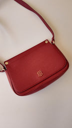 El rojo que eleva cualquier look TOMMY HILFIGER