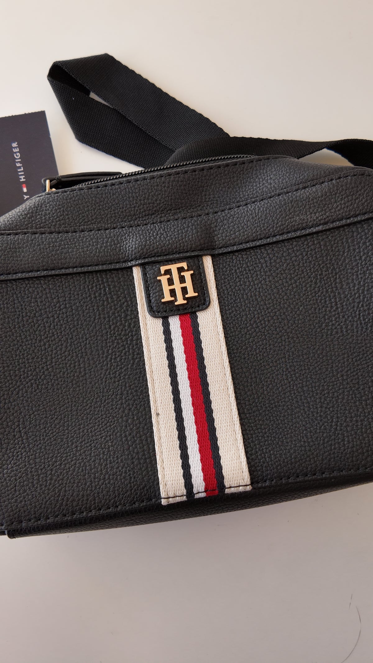 CARTERA NEGRA TOMMY HILFIGER CON FRANJA