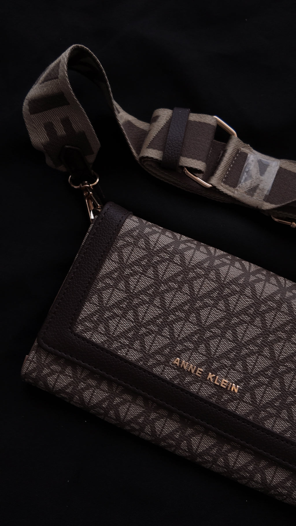 CARTERA ANNE KLEIN MONOGRAMA CAFE