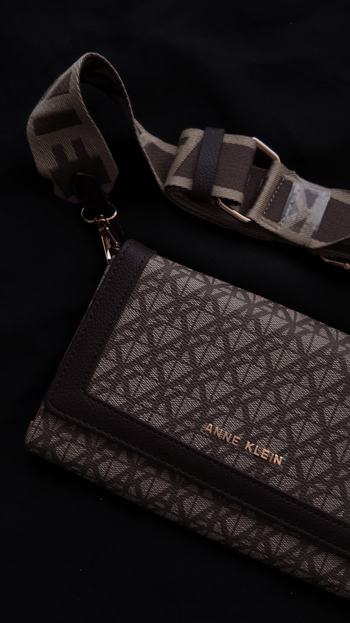CARTERA ANNE KLEIN MONOGRAMA CAFE