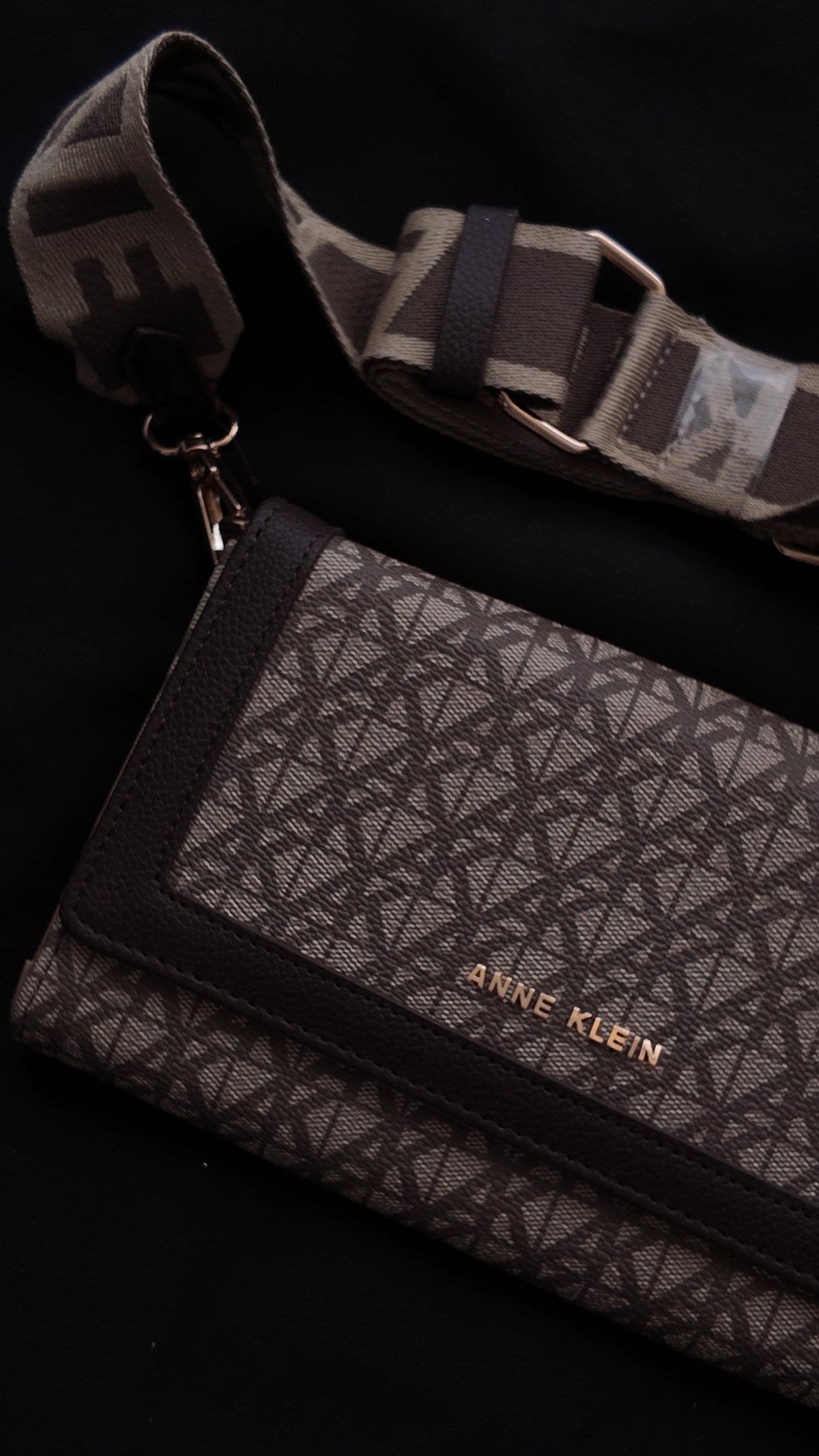 CARTERA ANNE KLEIN MONOGRAMA CAFE