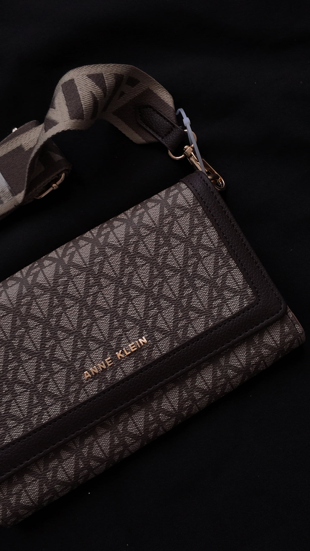 CARTERA ANNE KLEIN MONOGRAMA CAFE