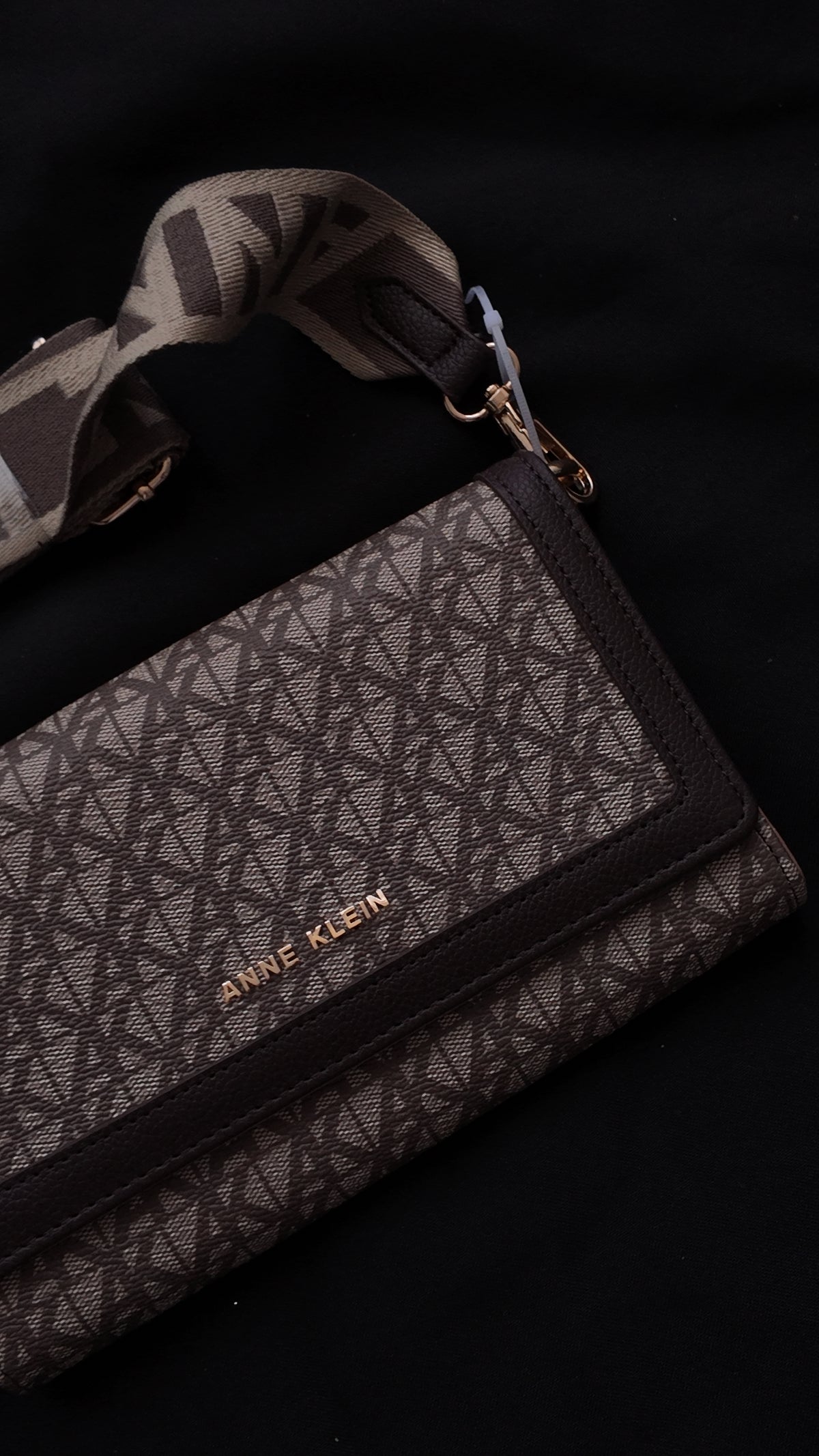 CARTERA ANNE KLEIN MONOGRAMA CAFE