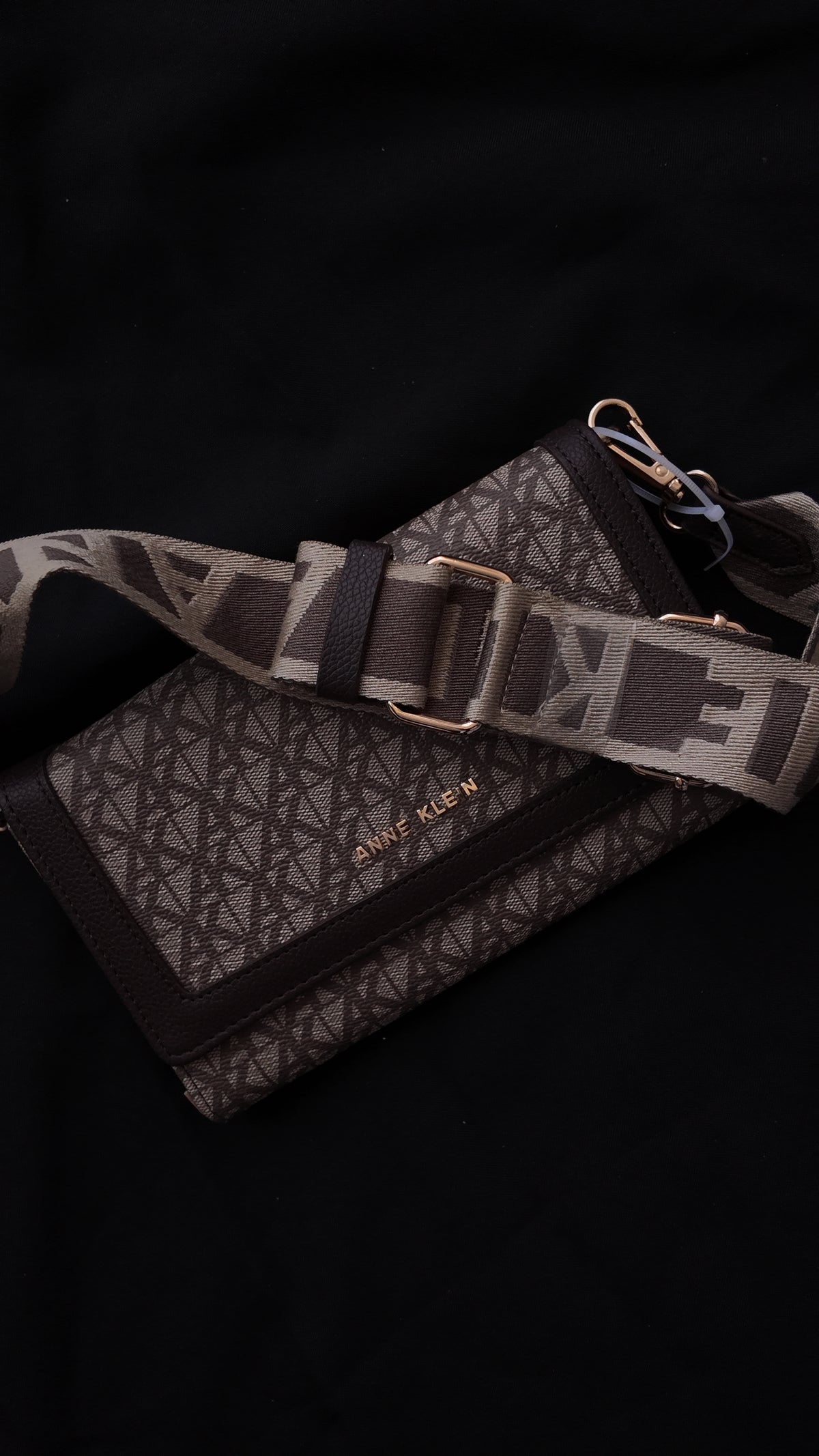 CARTERA ANNE KLEIN MONOGRAMA CAFE