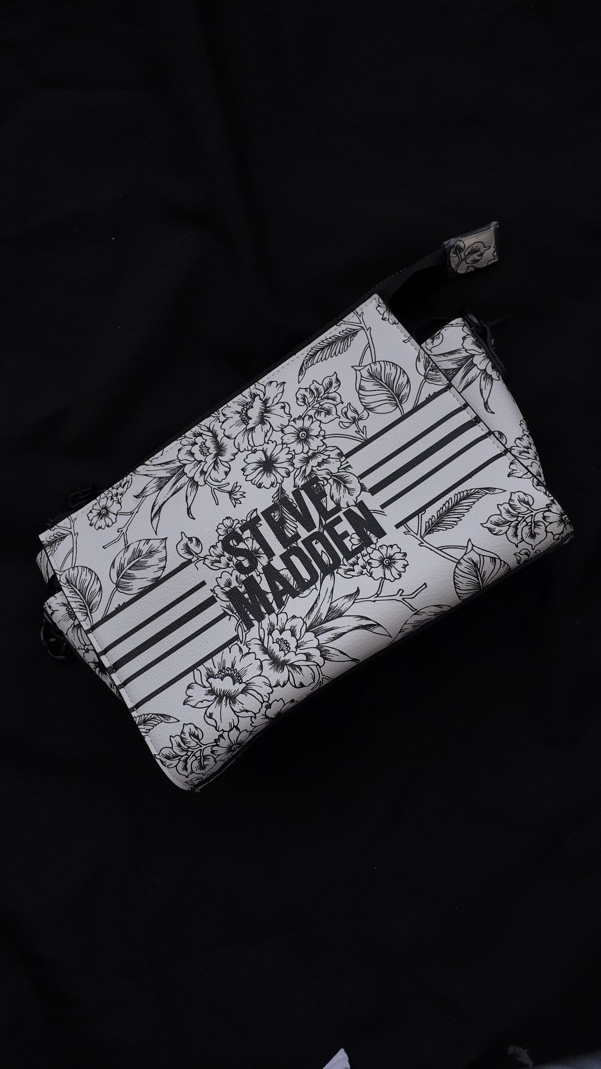 CARTERA STEVE MADDEN FLORAL BLANCO Y NEGRO