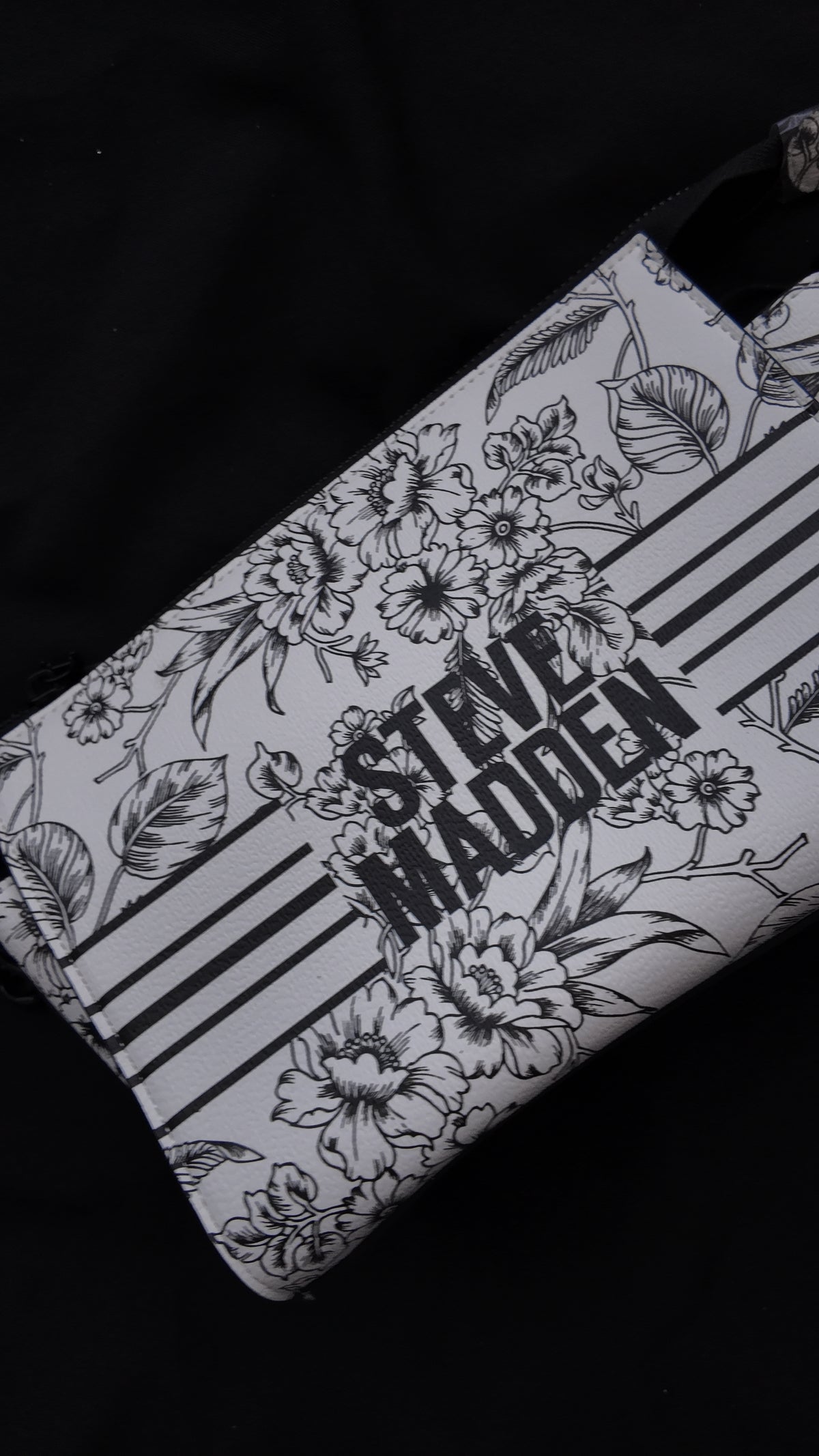 CARTERA STEVE MADDEN FLORAL BLANCO Y NEGRO