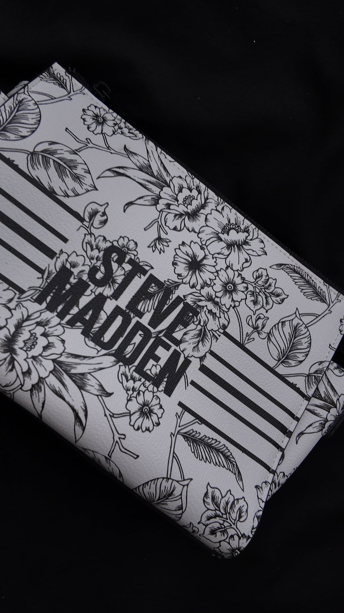 CARTERA STEVE MADDEN FLORAL BLANCO Y NEGRO