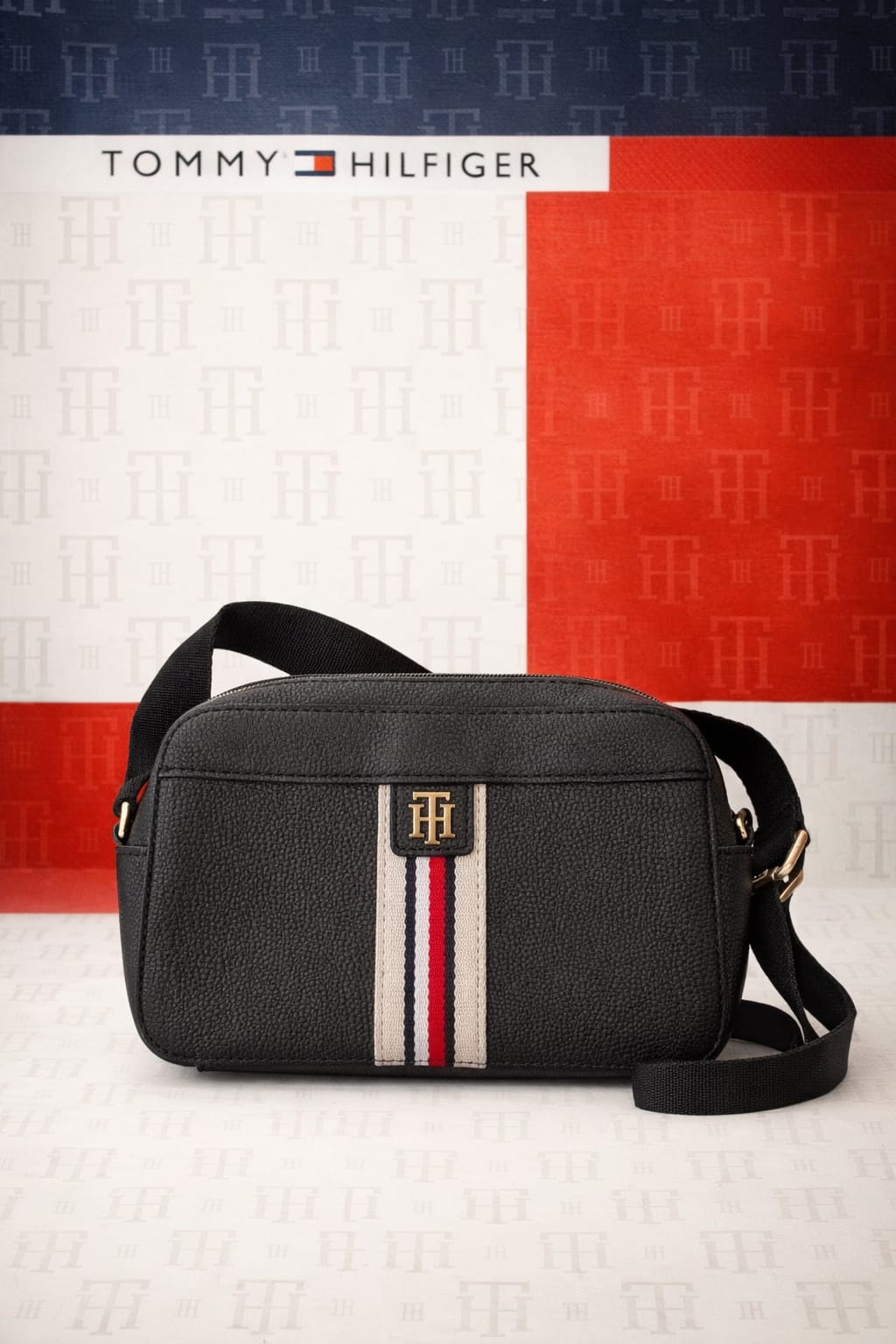 CARTERA NEGRA TOMMY HILFIGER CON FRANJA