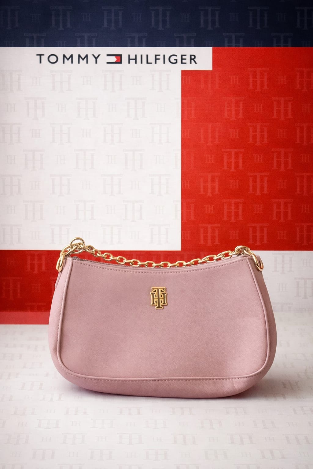CARTERA ROSA CON CADENA TOMMY HILFIGER